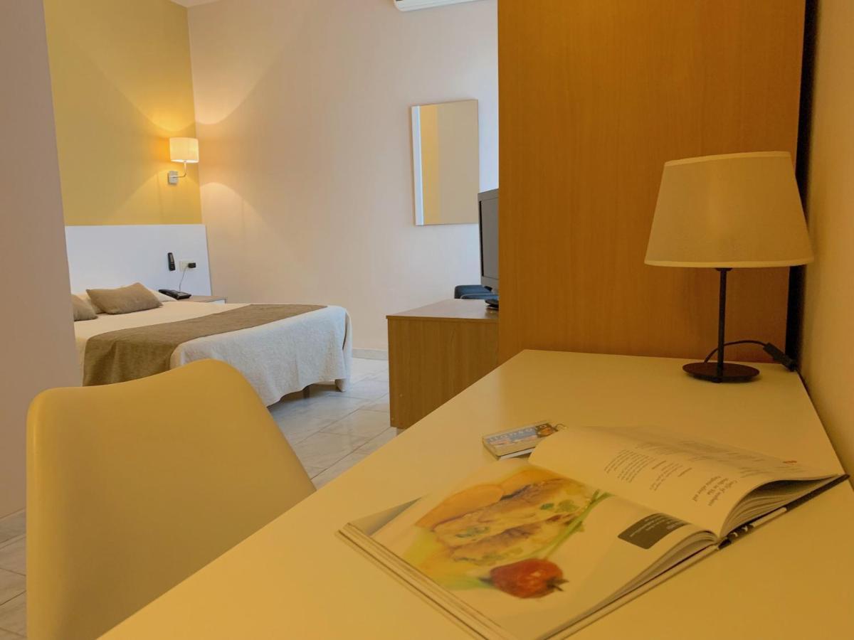 Hotel Restaurant Llansola Sant Carlos de la Ràpita Εξωτερικό φωτογραφία
